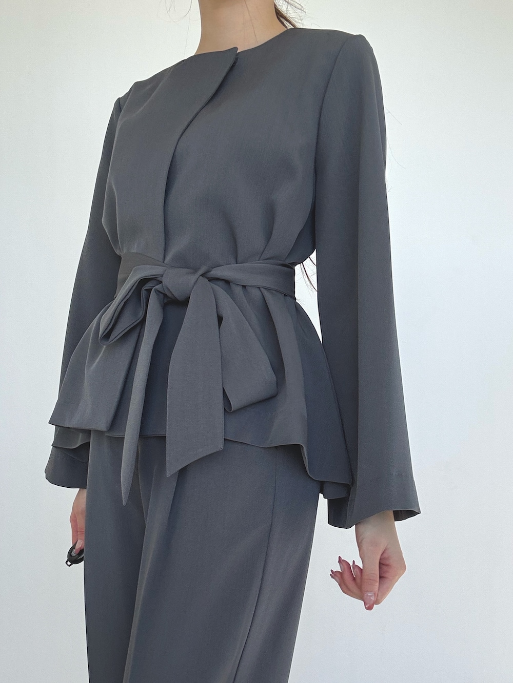 グレー系のスーツセットを着用したレディースの冬コーディネートの4枚目の写真