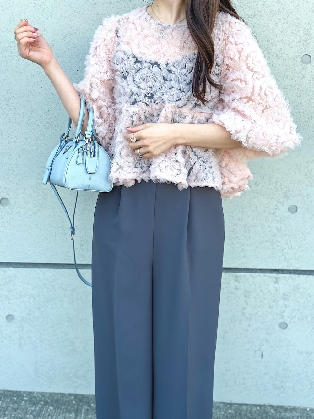 ピンク系のドレスを着用したレディースの秋コーディネートの3枚目の写真