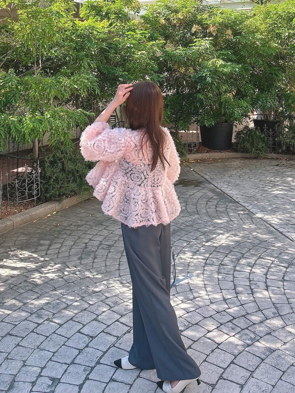 ピンク系のドレスを着用したレディースの秋コーディネートの4枚目の写真