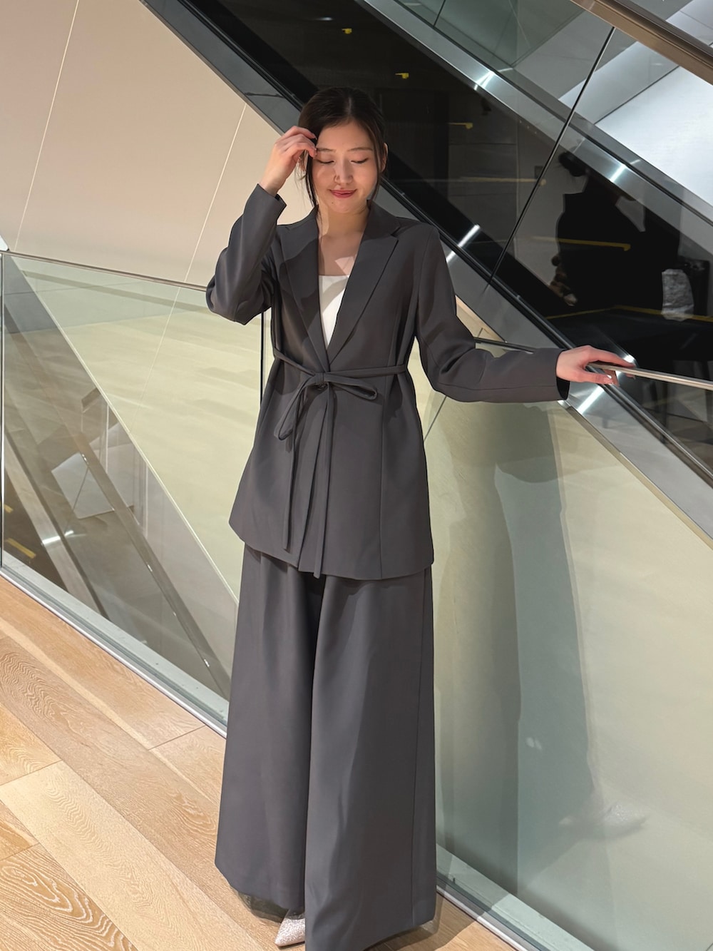 グレー系のスーツセットを着用したレディースの冬コーディネートの3枚目の写真