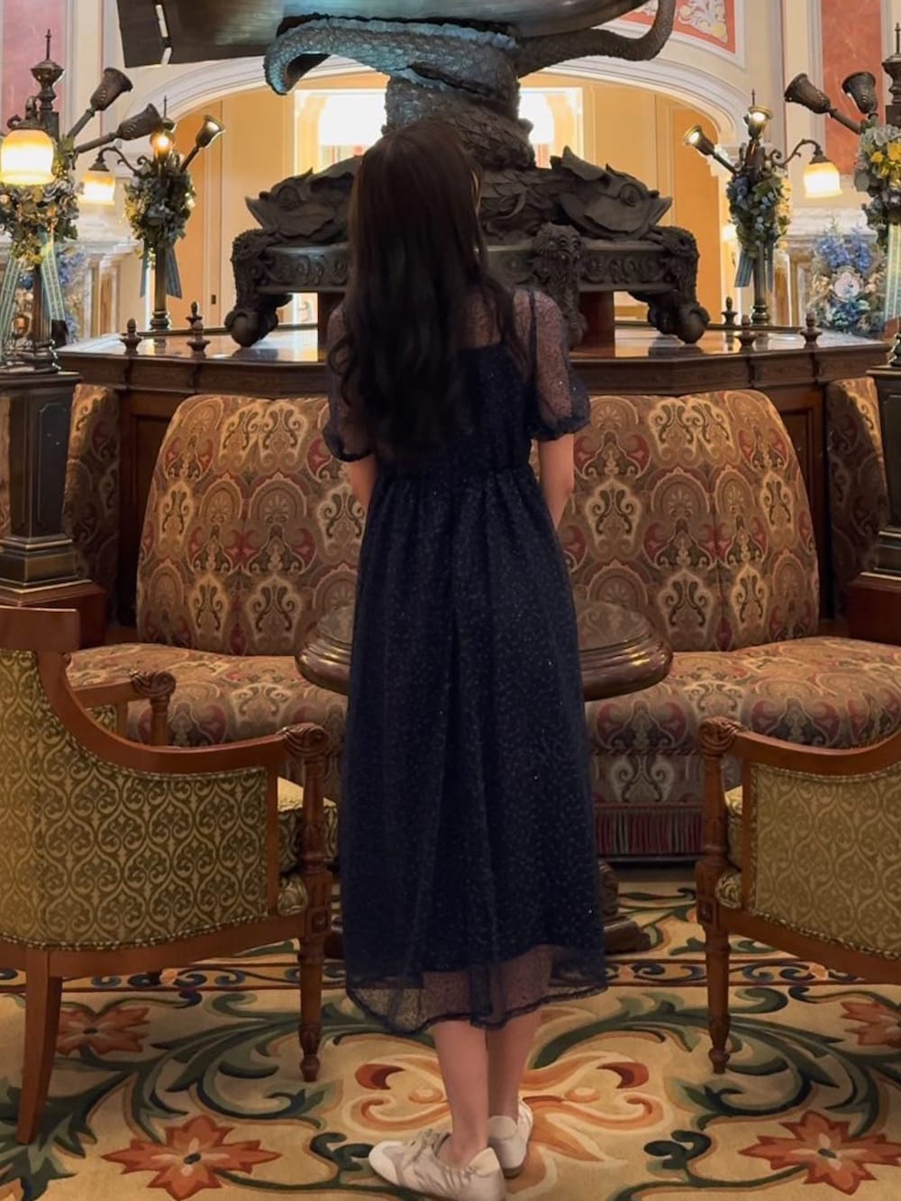 ブルー系のドレスを着用したレディースの夏コーディネートの3枚目の写真