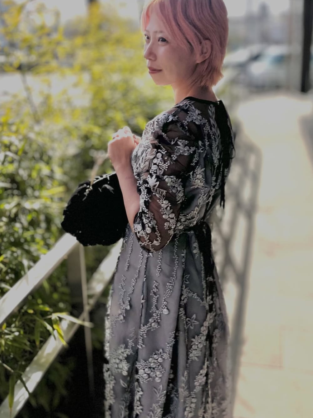 ブラック系のドレスを着用したレディースの春コーディネートの3枚目の写真