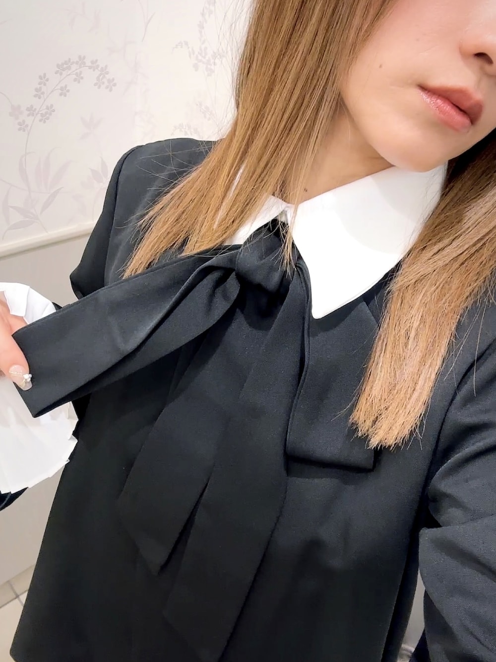 ブラック系のスーツセットを着用したレディースの冬コーディネートの5枚目の写真