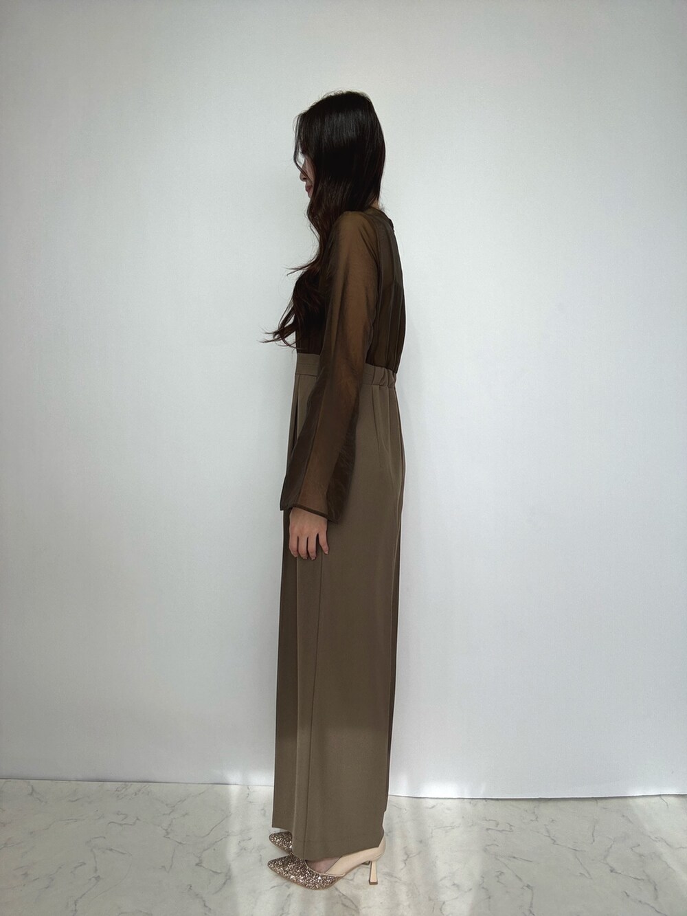 ブラウン系のスーツセット、ベージュ系のパンプスを着用したレディースの冬コーディネートの8枚目の写真