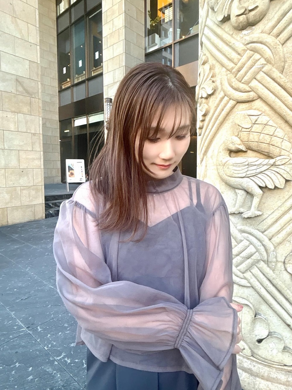 グレー系のドレスを着用したレディースの春コーディネートの3枚目の写真