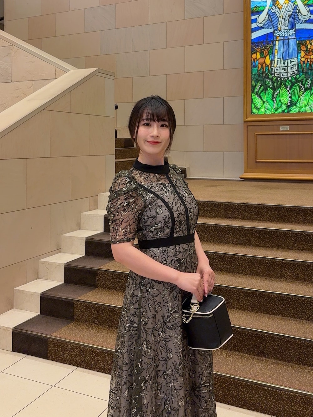 ブラック系のドレスを着用したレディースの夏コーディネートの2枚目の写真