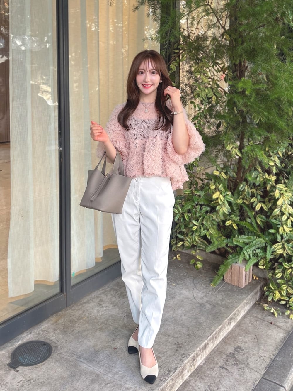 ピンク系のドレスを着用したレディースの秋コーディネートの2枚目の写真