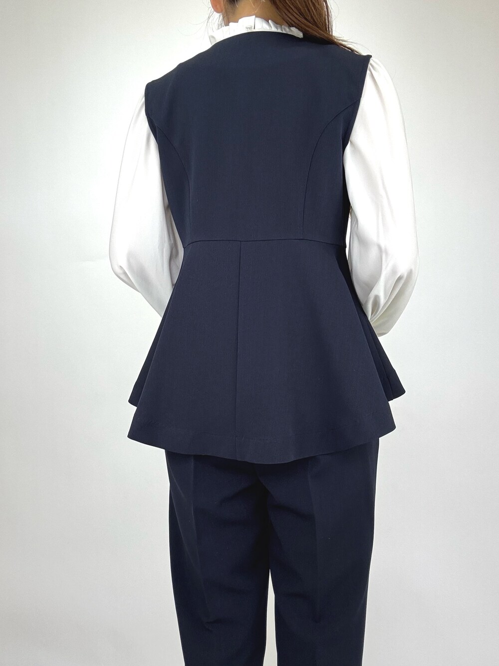 ブルー系のスーツセットを着用したレディースの冬コーディネートの2枚目の写真