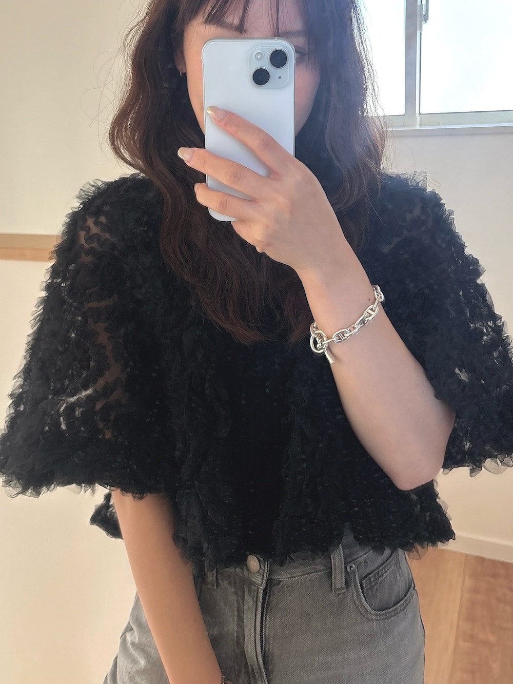 ブラック系のドレスを着用したレディースの秋コーディネートの7枚目の写真