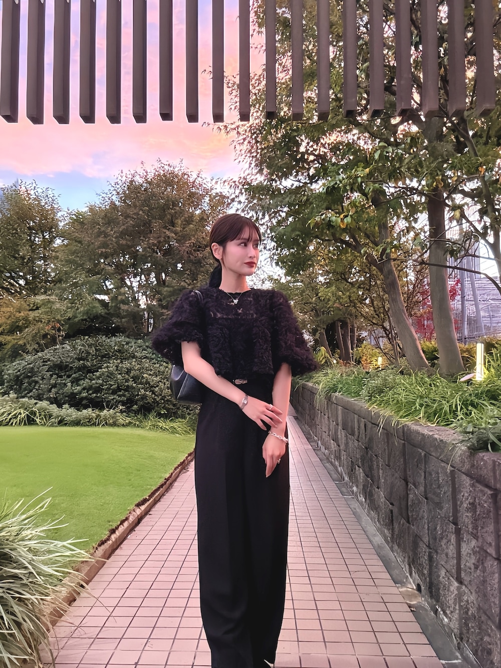 ブラック系のドレスを着用したレディースの秋コーディネートの2枚目の写真