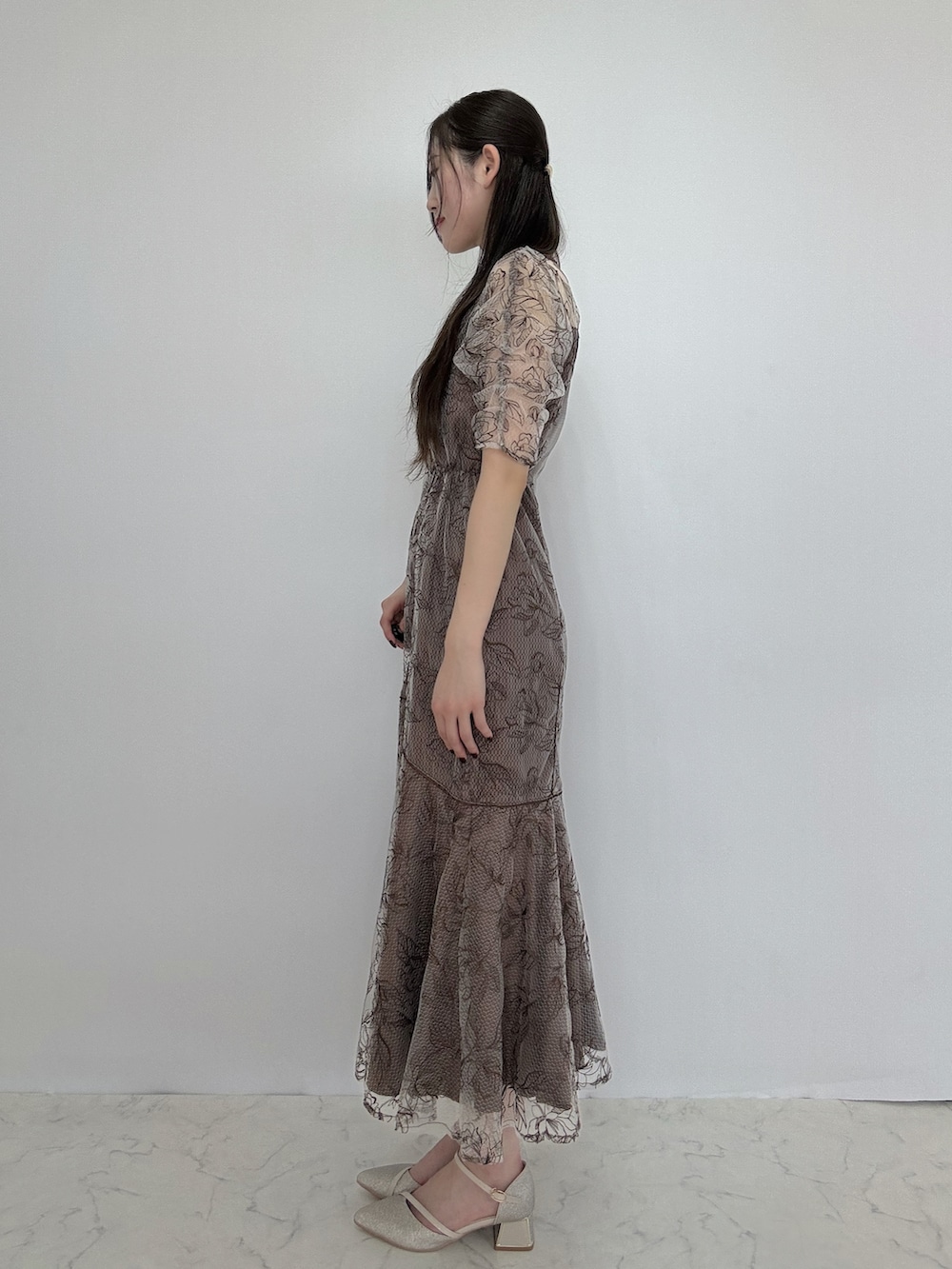 ブラウン系のドレス、ベージュ系のパンプスを着用したレディースの秋コーディネートの2枚目の写真