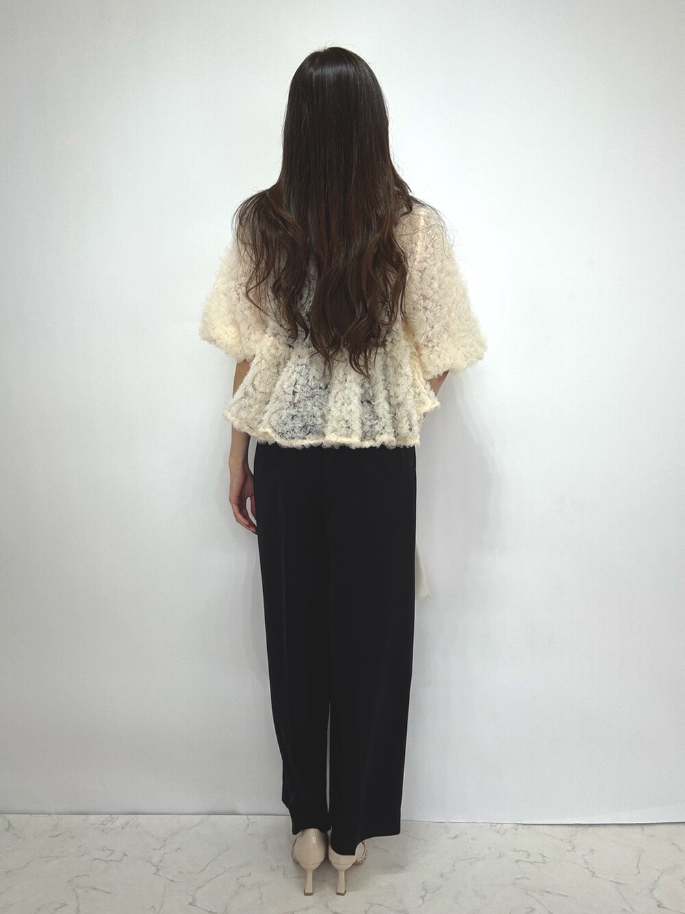 ベージュ系のドレス、ベージュ系のパンプスを着用したレディースの秋コーディネートの3枚目の写真