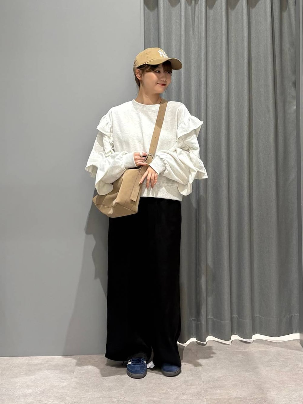 ブルー系のスニーカー、ベージュ系のショルダーバッグ、ブラック系のその他パンツを着用したレディースの秋コーディネートの5枚目の写真