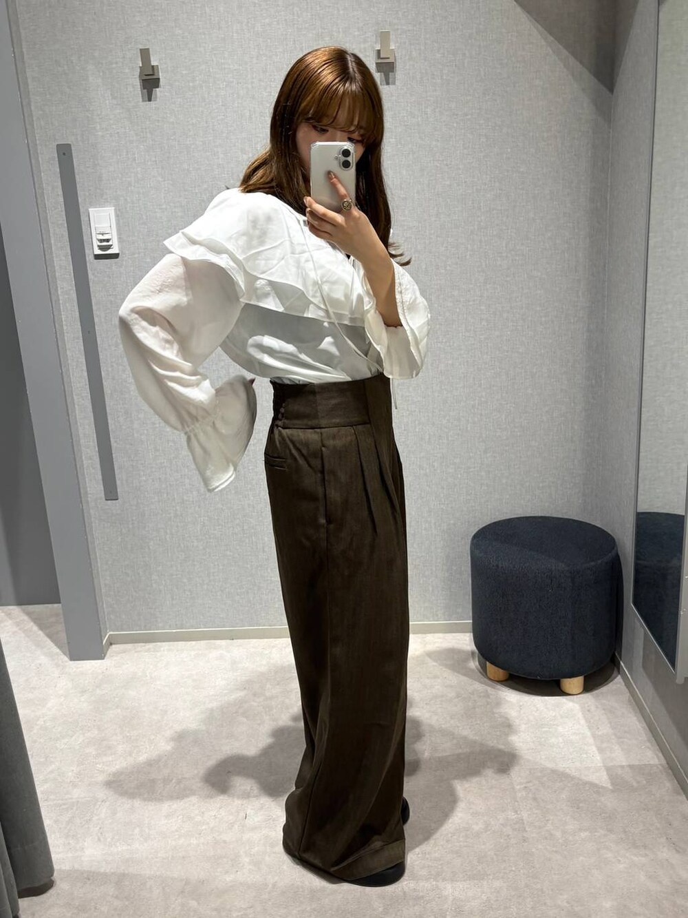 ブラック系のサンダル、ホワイト系のシャツ/ブラウス、ブラウン系のその他パンツを着用したレディースの秋コーディネートの5枚目の写真