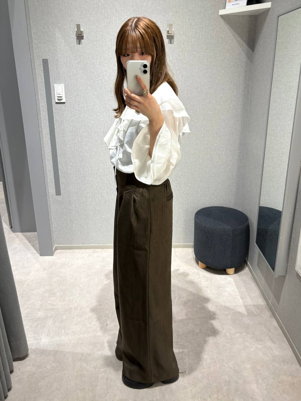 ブラック系のサンダル、ホワイト系のシャツ/ブラウス、ブラウン系のその他パンツを着用したレディースの秋コーディネートの2枚目の写真