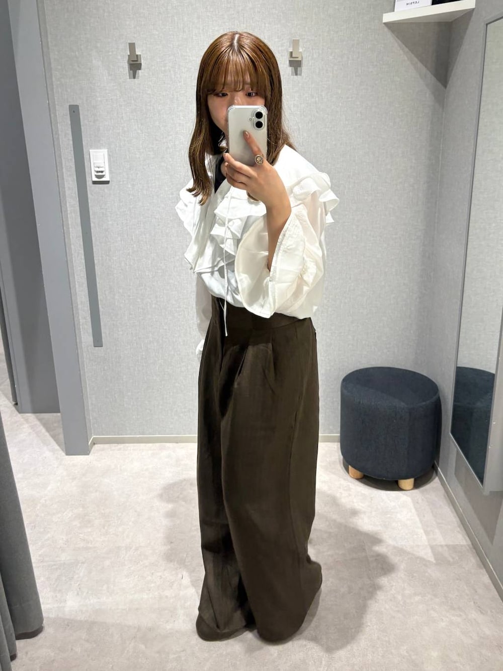 ブラック系のサンダル、ホワイト系のシャツ/ブラウス、ブラウン系のその他パンツを着用したレディースの秋コーディネートの3枚目の写真