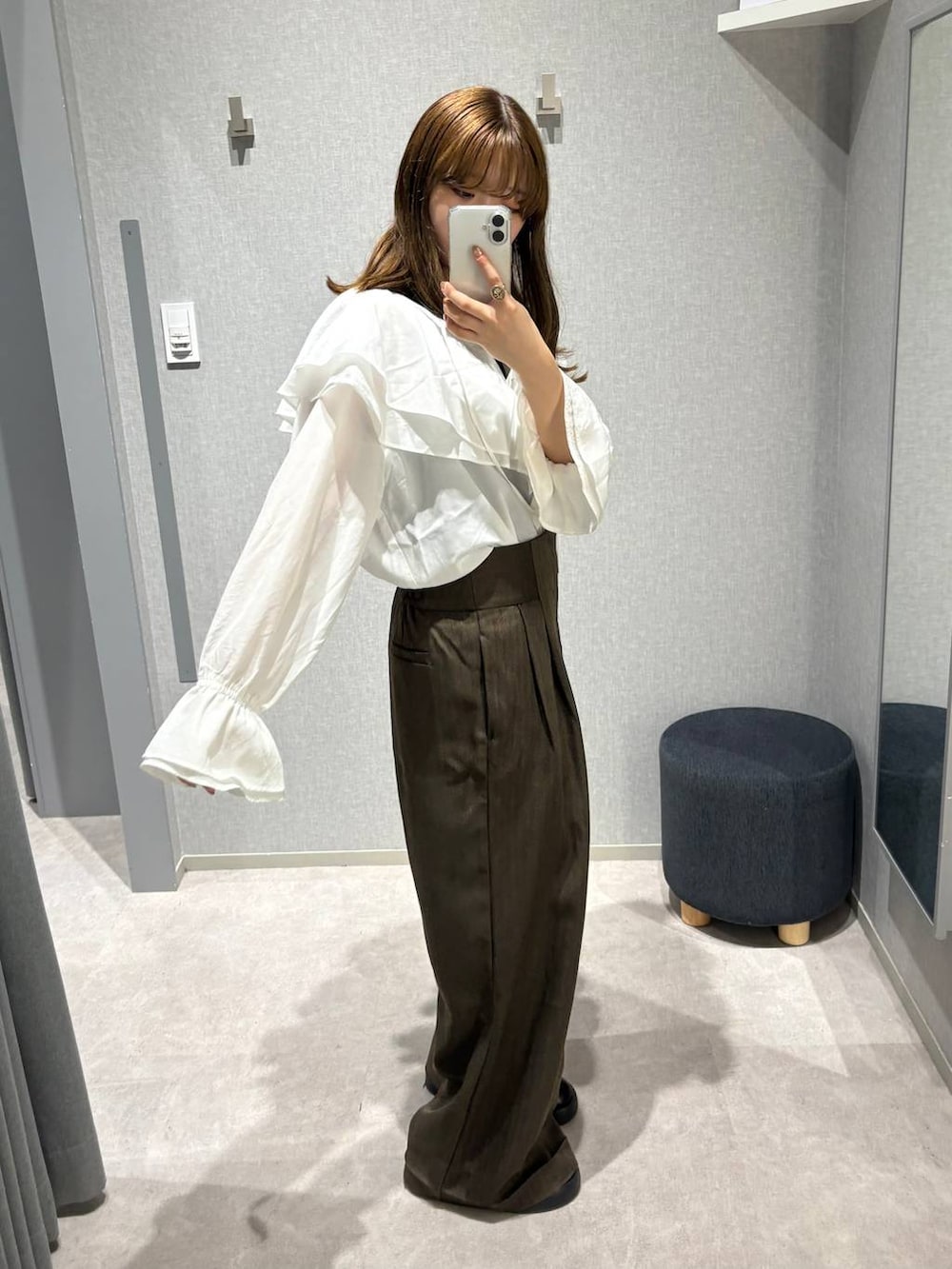 ブラック系のサンダル、ホワイト系のシャツ/ブラウス、ブラウン系のその他パンツを着用したレディースの秋コーディネートの4枚目の写真