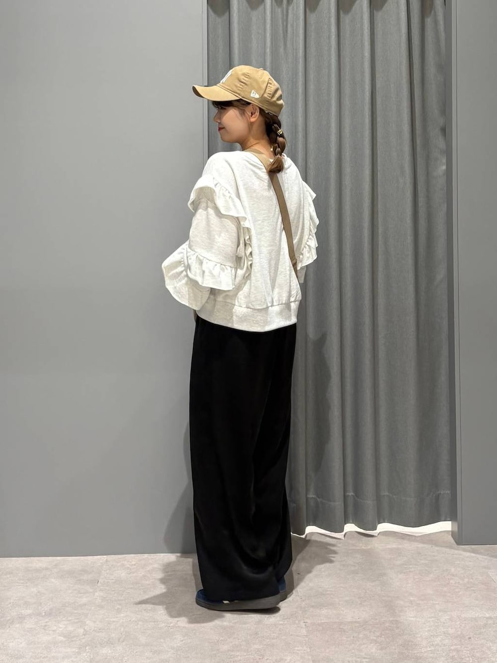 ブルー系のスニーカー、ベージュ系のショルダーバッグ、ブラック系のその他パンツを着用したレディースの秋コーディネートの3枚目の写真