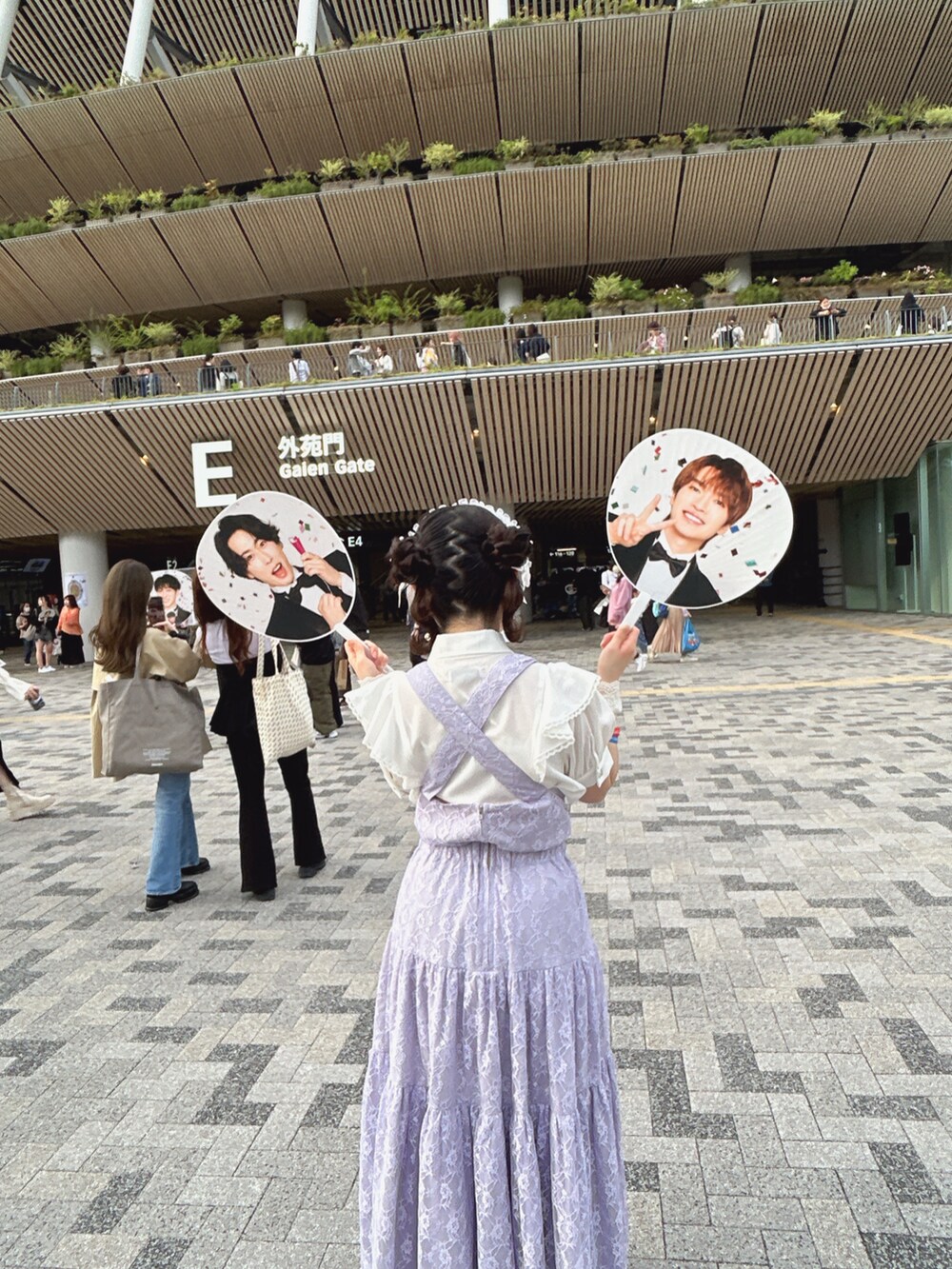 パープル系のオールインワン・サロペット、ホワイト系のシャツ/ブラウス、ホワイト系のヘアアクセサリーを着用したレディースの秋コーディネートの4枚目の写真