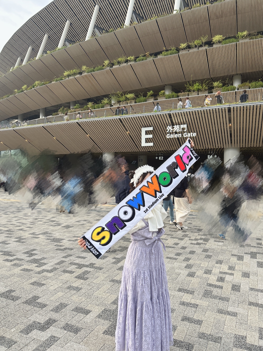 パープル系のオールインワン・サロペット、ホワイト系のシャツ/ブラウス、ホワイト系のヘアアクセサリーを着用したレディースの秋コーディネートの3枚目の写真