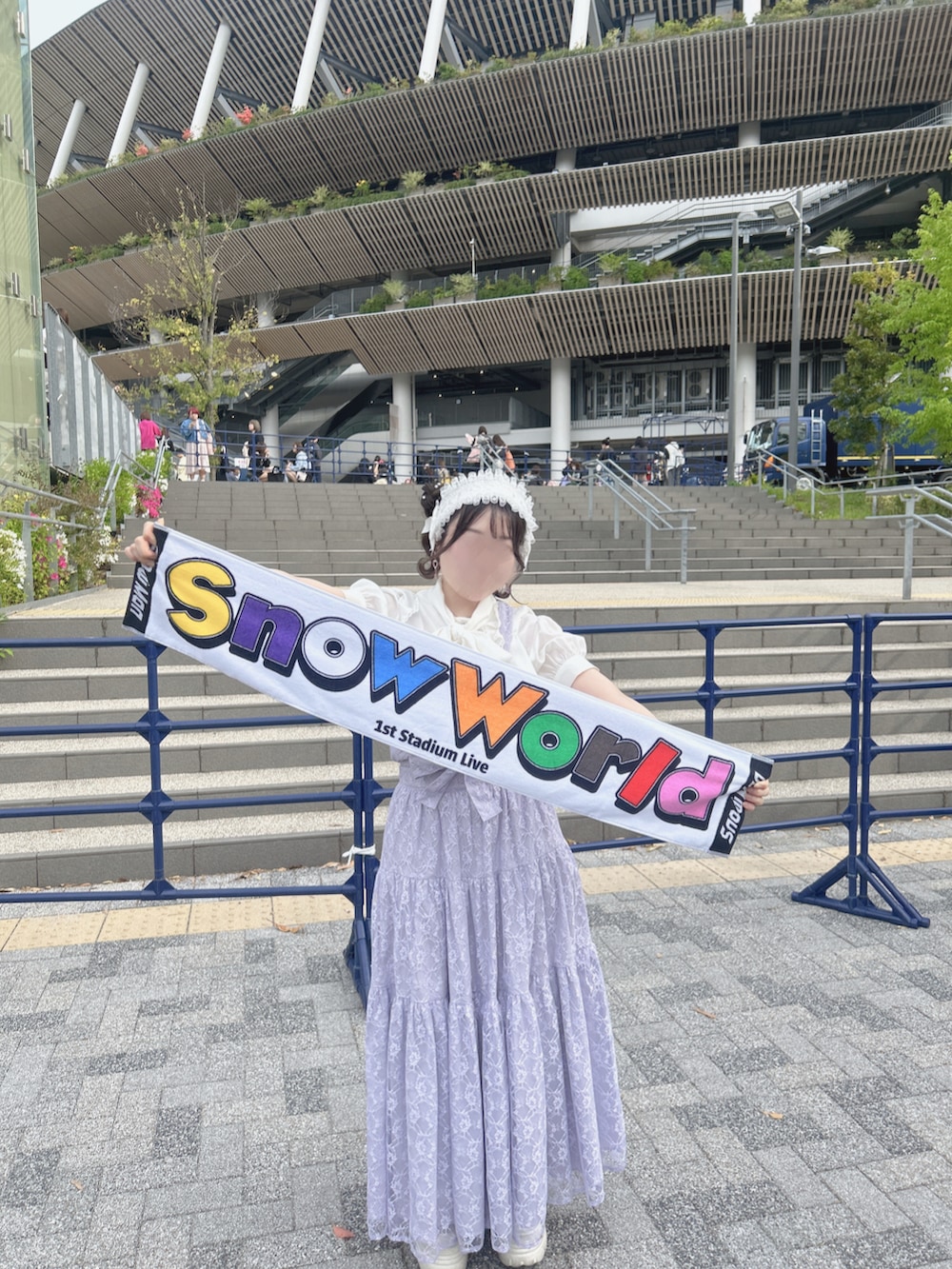 パープル系のオールインワン・サロペット、ホワイト系のシャツ/ブラウス、ホワイト系のヘアアクセサリーを着用したレディースの秋コーディネートの2枚目の写真