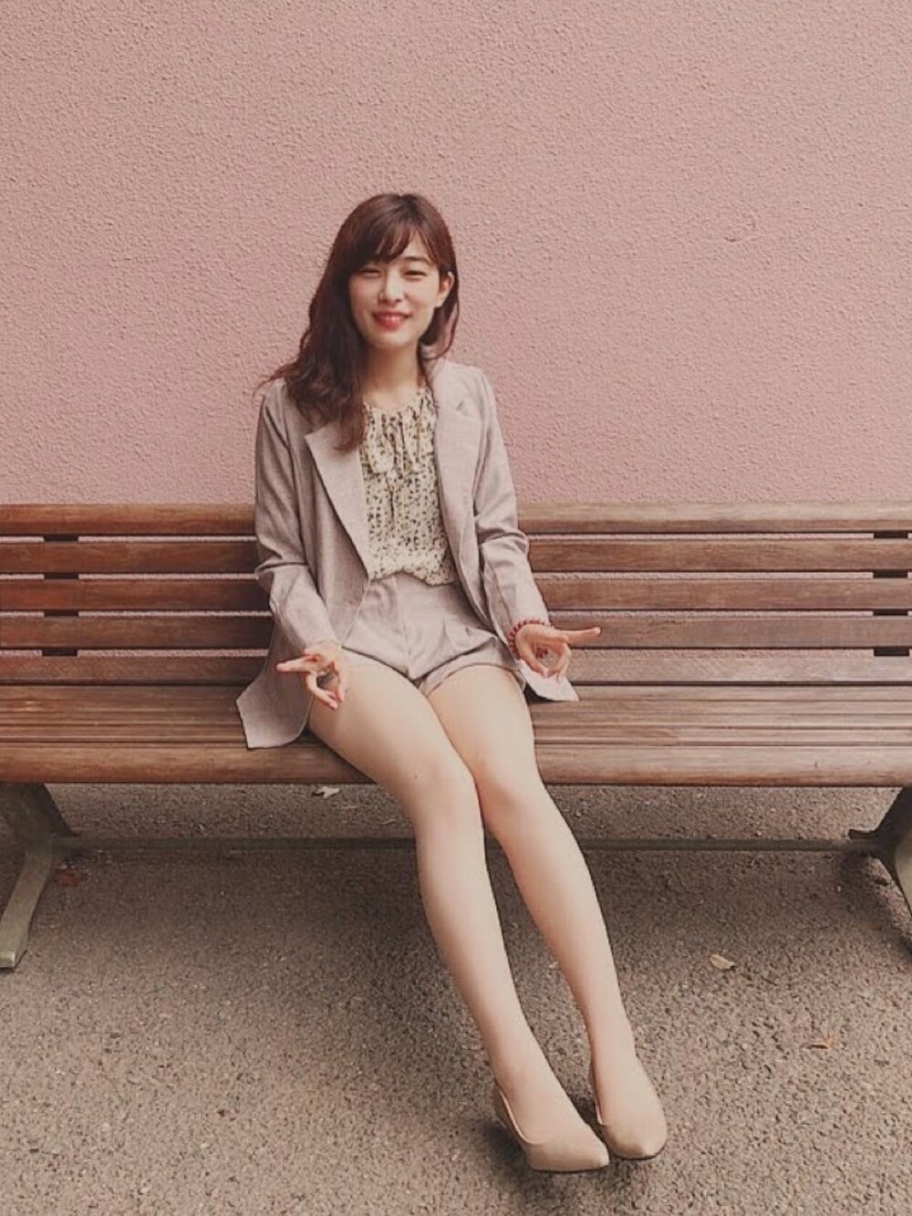 ベージュ系のテーラードジャケット、ベージュ系のシャツ/ブラウス、ベージュ系のパンプスを着用したレディースの春コーディネートの2枚目の写真