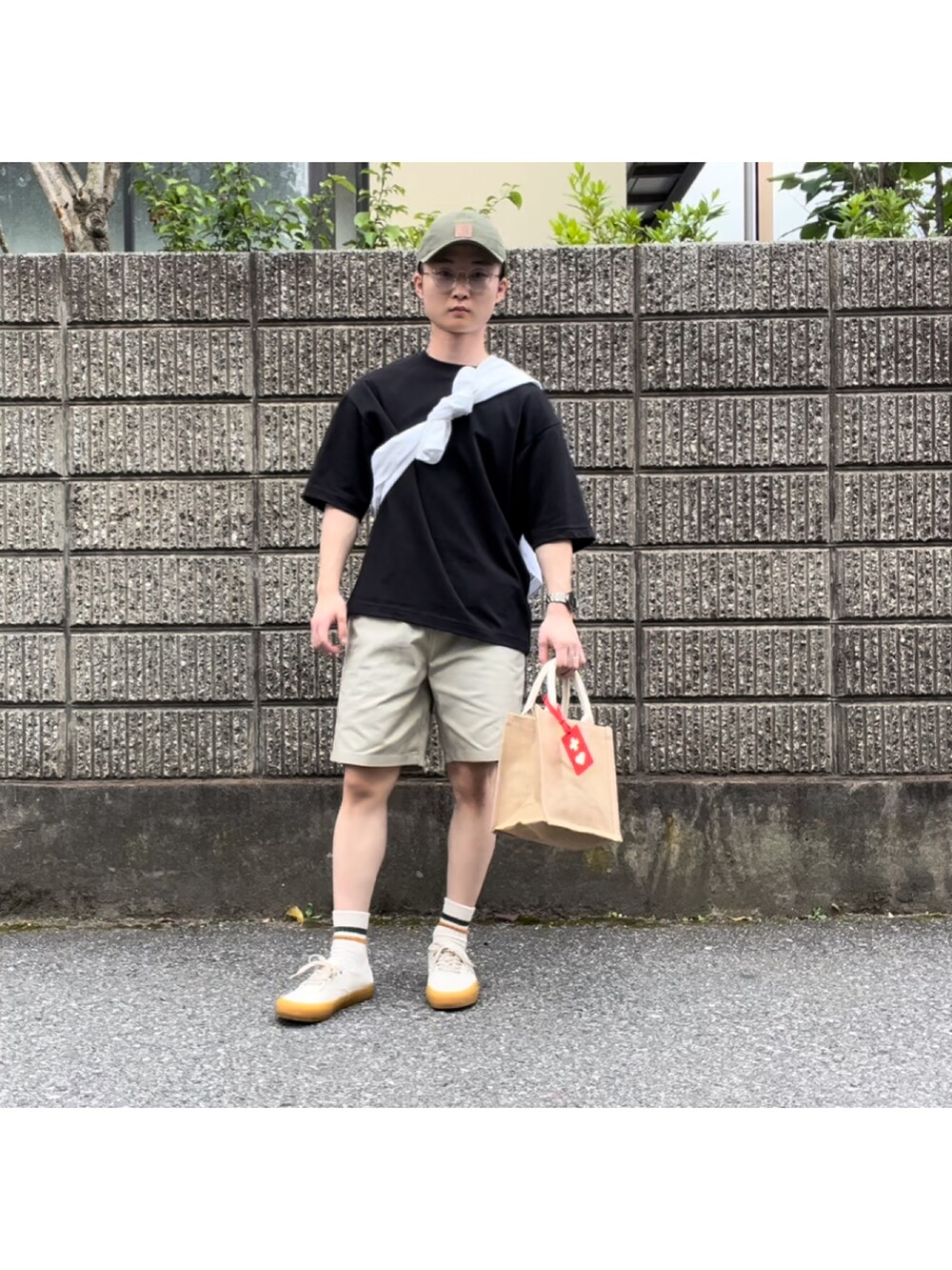 「夏コーデ、シャツコーデ、カジュアルコーデ、ミニバッグ、スニーカーコーデ、メガネ男子、ラフ、たすき掛け、きれいめカジュアル」｜「UNIQLOのアイテム（Tシャツ/カットソー、ブラック系）」を使った、moto  marubouzuさん（メンズ・163cm）の春コーディネートの2枚目の写真