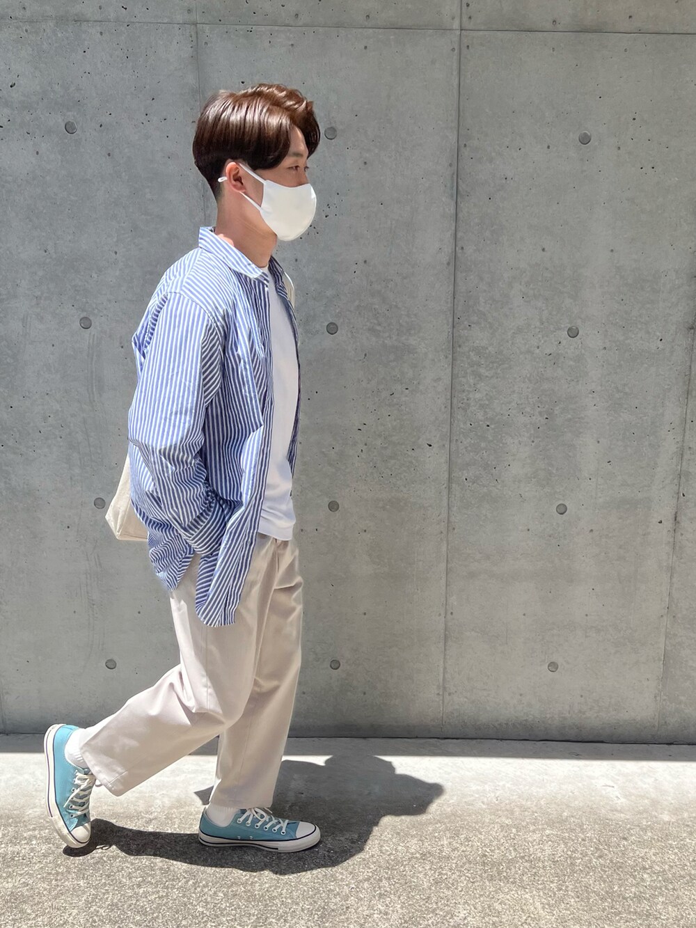 「夏コーデ、キレイめ、プチプラ、低身長コーデ、シャツスタイル、UNIQLO、ストライプ、きれいめカジュアル、コンバース、低身長、シンプル、シンプルコーデ、おしゃれさんと繋がりたい、トートバッグ、白Tシャツ」｜「A.P.C.のアイテム（トートバッグ、ベージュ系）」を使った、moto  marubouzuさん（メンズ・163cm）の夏コーディネートの2枚目の写真