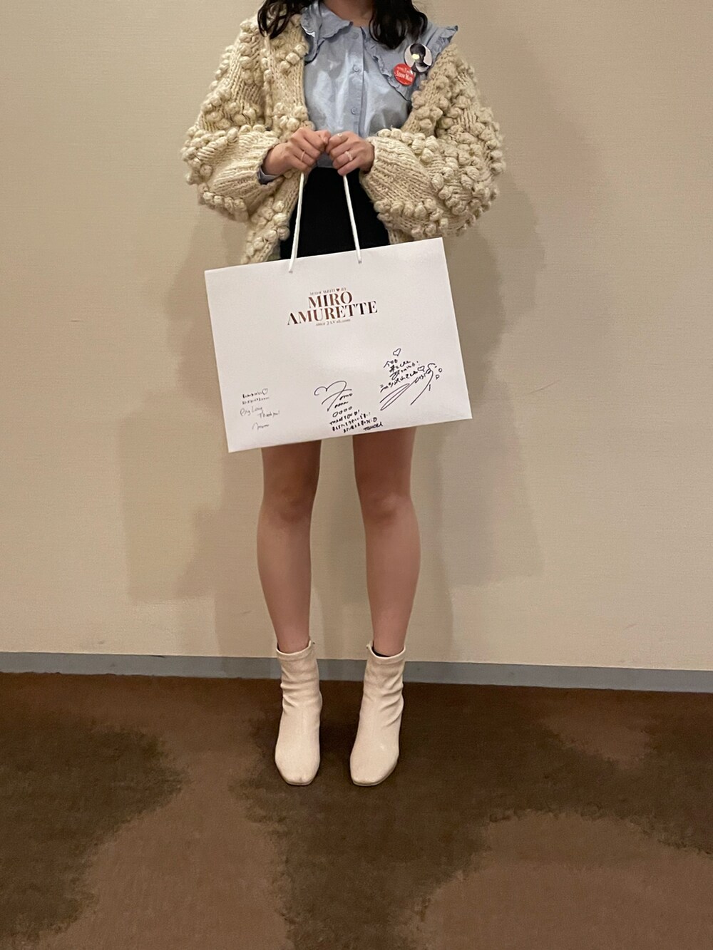 ブラック系のその他パンツ、ベージュ系のカーディガン/ボレロ、ブルー系のシャツ/ブラウスを着用したレディースの冬コーディネートの2枚目の写真