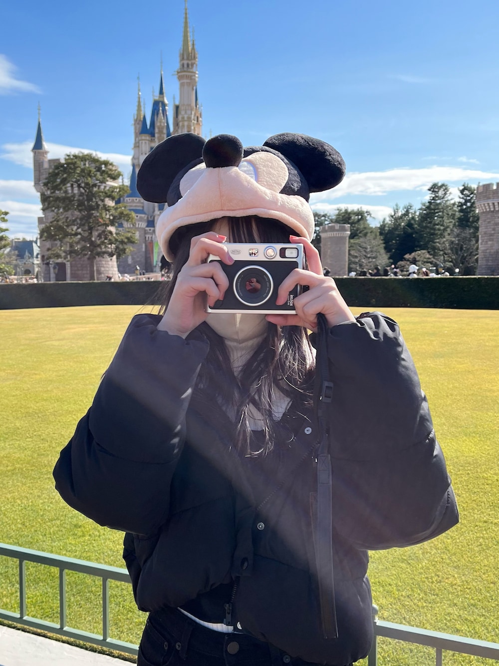 ブラック系のパンツ、ホワイト系のスニーカー、ブラック系のシャツ/ブラウスを着用したレディースの冬コーディネートの2枚目の写真