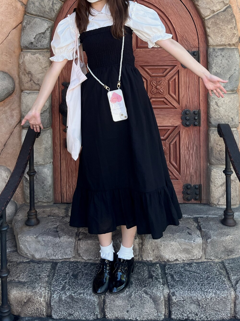 ホワイト系のシャツ/ブラウス、ピンク系のトートバッグ、ブラック系のワンピース/ドレスを着用したレディースの秋コーディネートの2枚目の写真