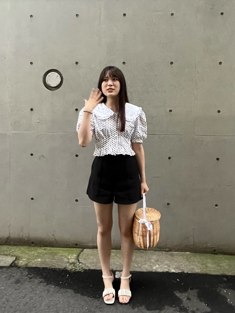 ホワイト系のシャツ/ブラウス、ベージュ系のバッグを着用したレディースの夏コーディネートの2枚目の写真