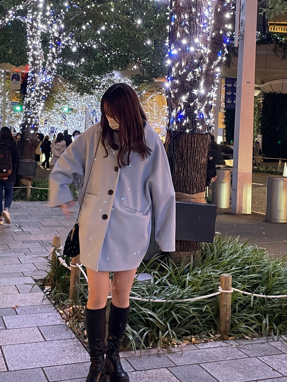 グレー系のパンツ、ブルー系のその他アウター、ホワイト系のトップスを着用したレディースの冬コーディネートの2枚目の写真