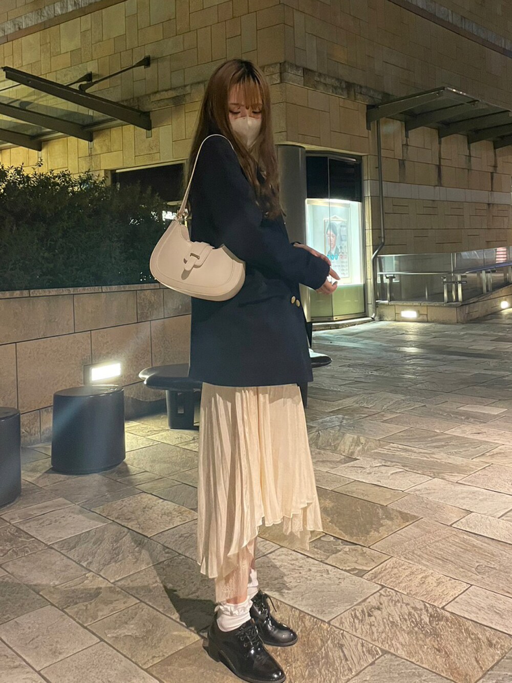 ベージュ系のスカート、その他のジャケット/アウター、ホワイト系のシャツ/ブラウスを着用したレディースの春コーディネートの2枚目の写真