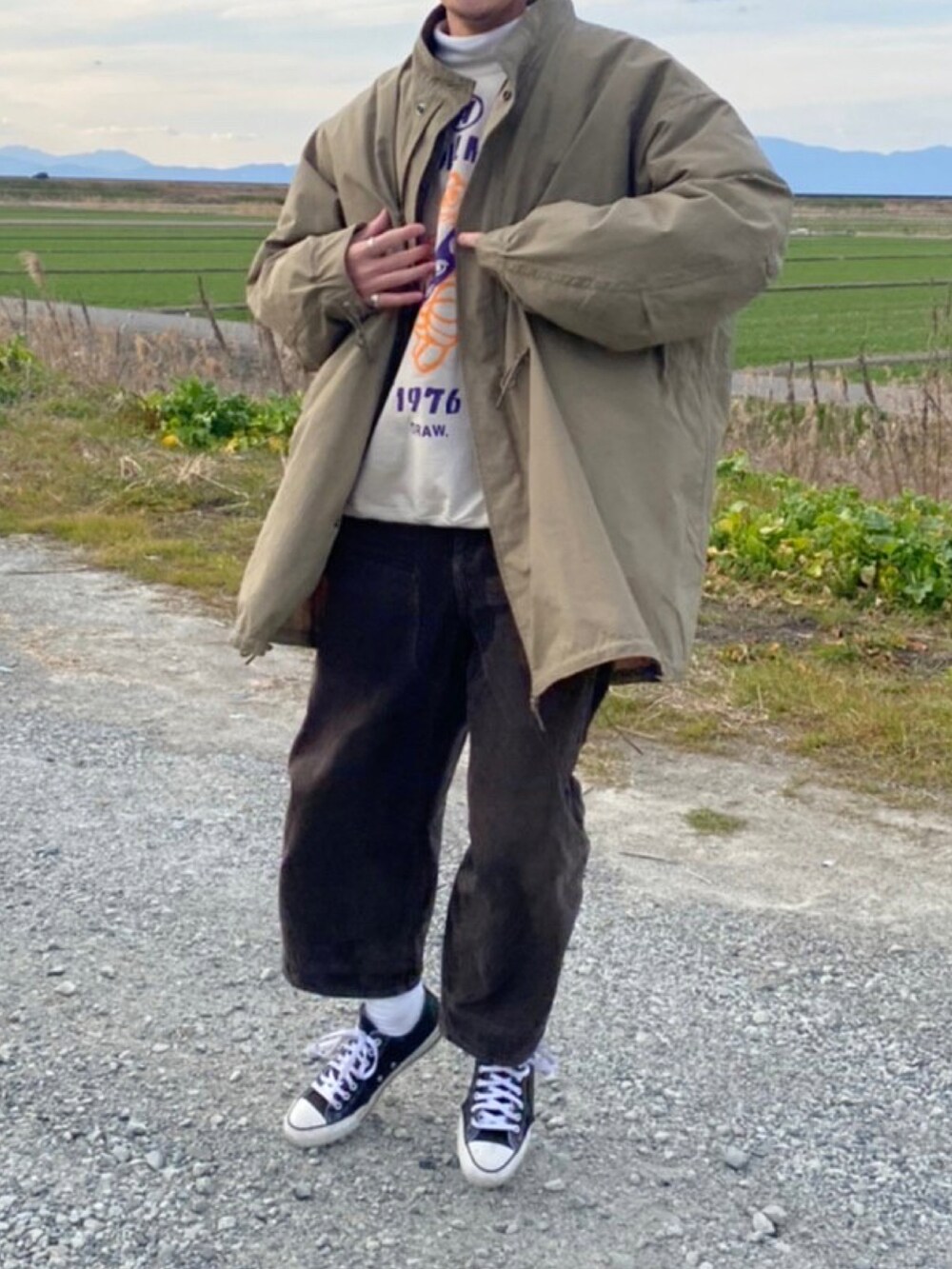 グリーン系のモッズコート、グレー系のスウェット、グリーン系のパンツを着用したメンズの冬コーディネートの4枚目の写真