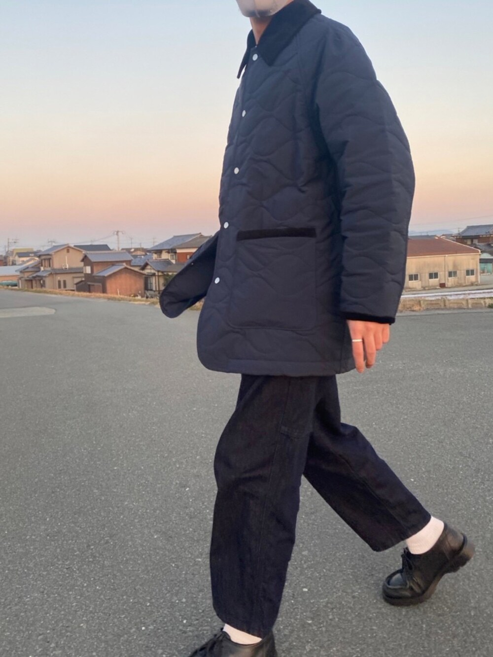 ブルー系のジャケット/アウター、ブルー系のデニムパンツ、ブラック系のブーツを着用したメンズの春コーディネートの3枚目の写真