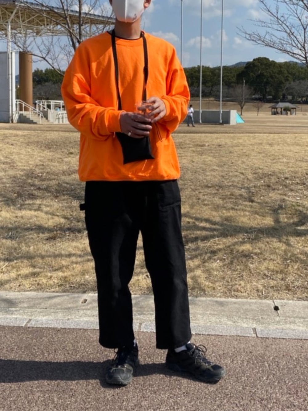「春服みてみて、春コーデ、休日コーデ、春カラー、スニーカーコーデ、ワイドパンツ、オーバーサイズ、ビッグシルエット、ラフコーデ、ストリートコーデ、オレンジ、シンプルコーデ、ゆるコーデ、niko and ...、merrell」｜「GILDANのギルダン USAオーバーサイズ ロングスリーブプルオーバークルースウェット（スウェット、オレンジ系）」を使った、なす。さん（メンズ・178cm）の春コーディネートの2枚目の写真