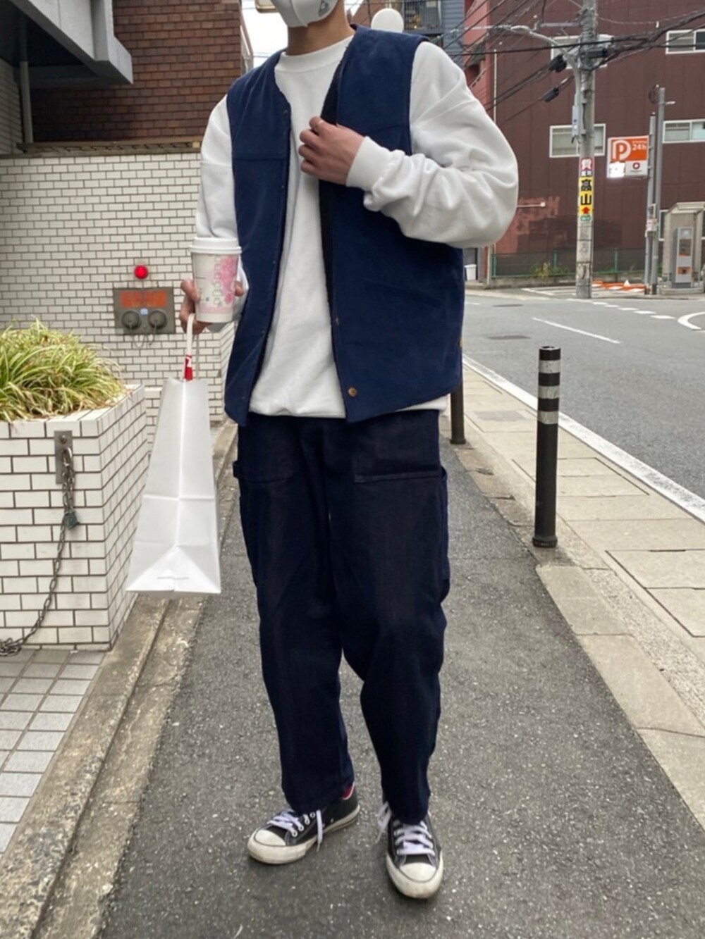 ブルー系のジャケット/アウター、ホワイト系のスウェット、ブルー系のデニムパンツを着用したメンズの春コーディネートの2枚目の写真