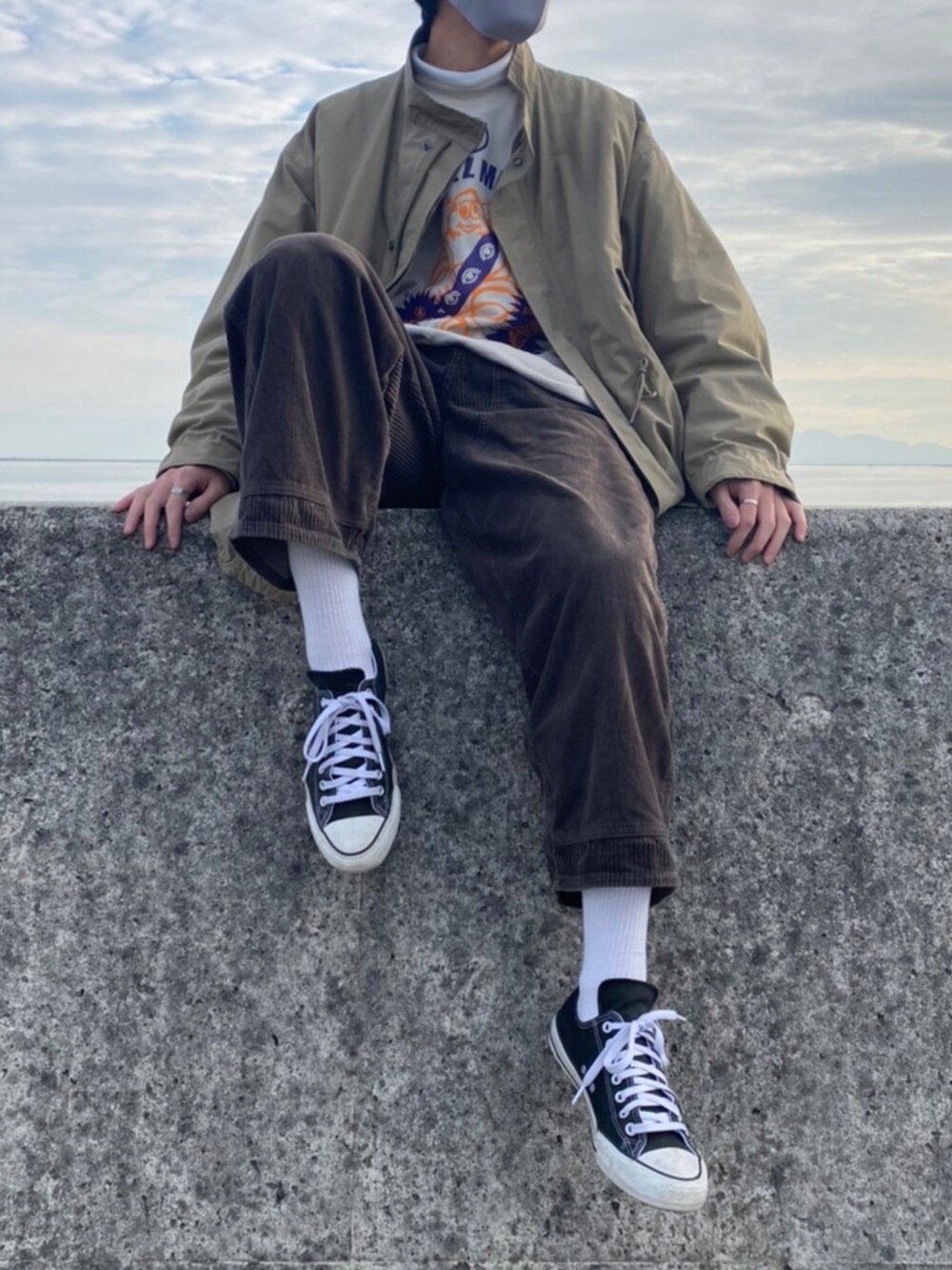 グリーン系のモッズコート、グレー系のスウェット、グリーン系のパンツを着用したメンズの冬コーディネートの3枚目の写真