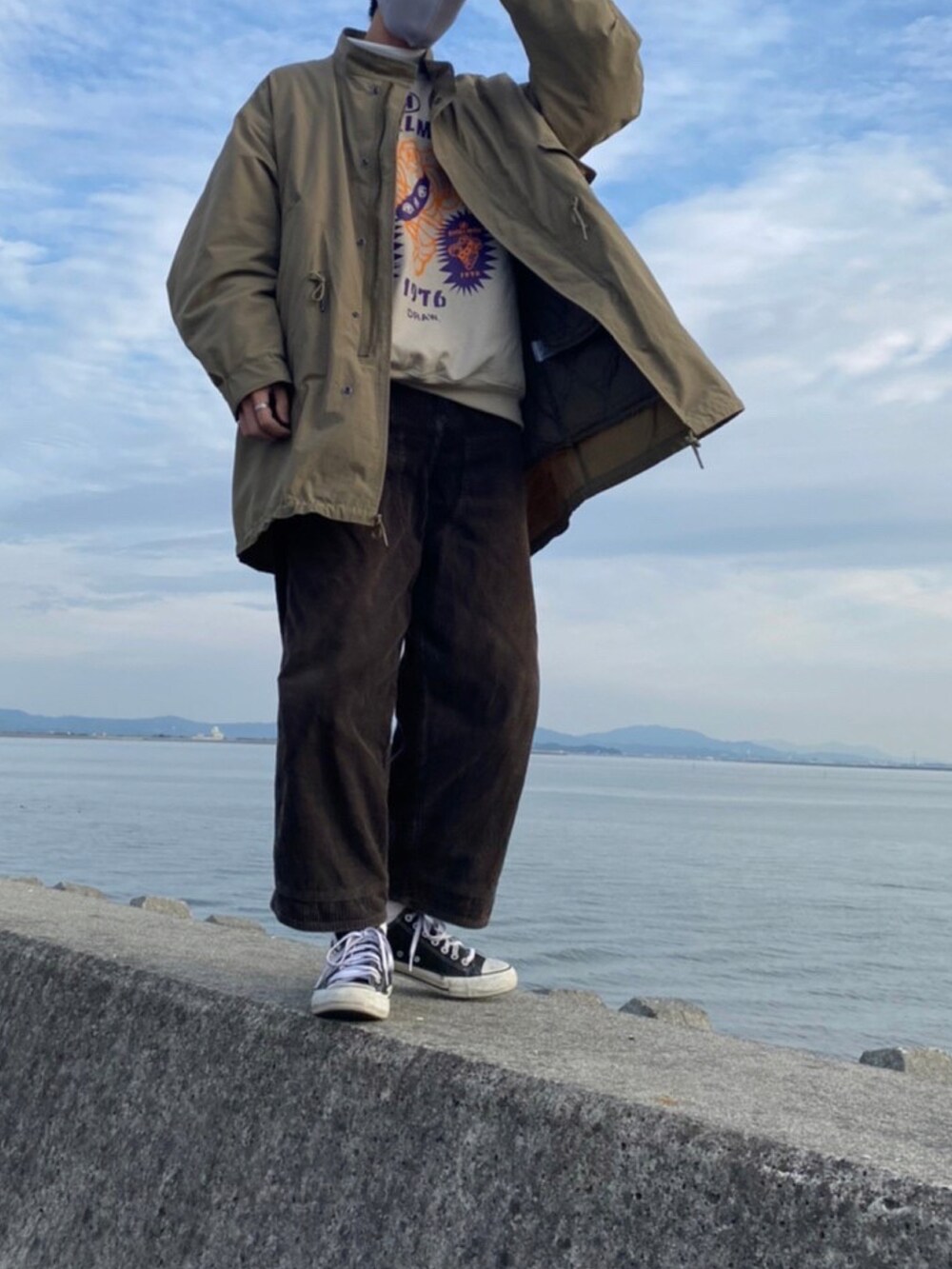 グリーン系のモッズコート、グレー系のスウェット、グリーン系のパンツを着用したメンズの冬コーディネートの2枚目の写真