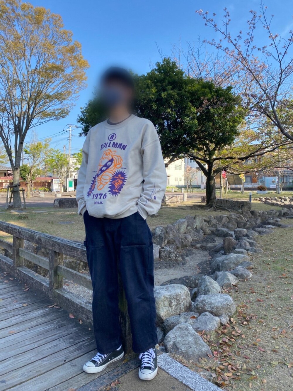 「はじめましてコーデ、休日スタイル、シンプル、シンプルコーデ、古着、古着MIX、春コーデ、ビッグシルエット、スニーカーコーデ、デニムコーデ、ストリート、ラフコーデ、ゆるコーデ、コンバース、converse」｜「古着のアイテム（スウェット、ベージュ系）」を使った、なす。さん（メンズ・178cm）の春コーディネートの2枚目の写真