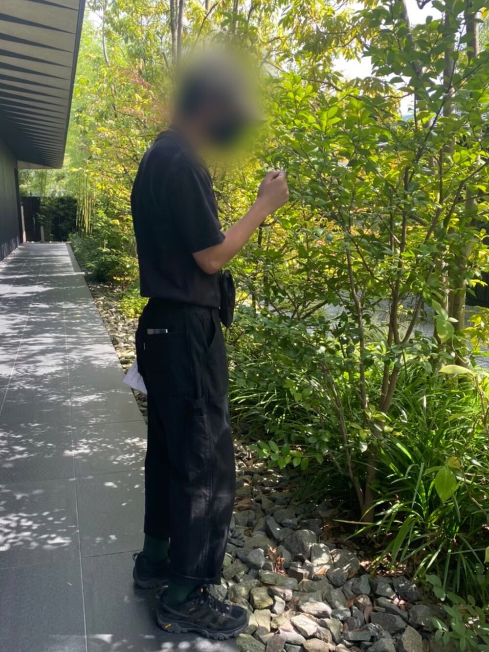 ブラック系のTシャツ/カットソー、ブラック系のデニムパンツ、ブラック系のスニーカーを着用したメンズの夏コーディネートの2枚目の写真