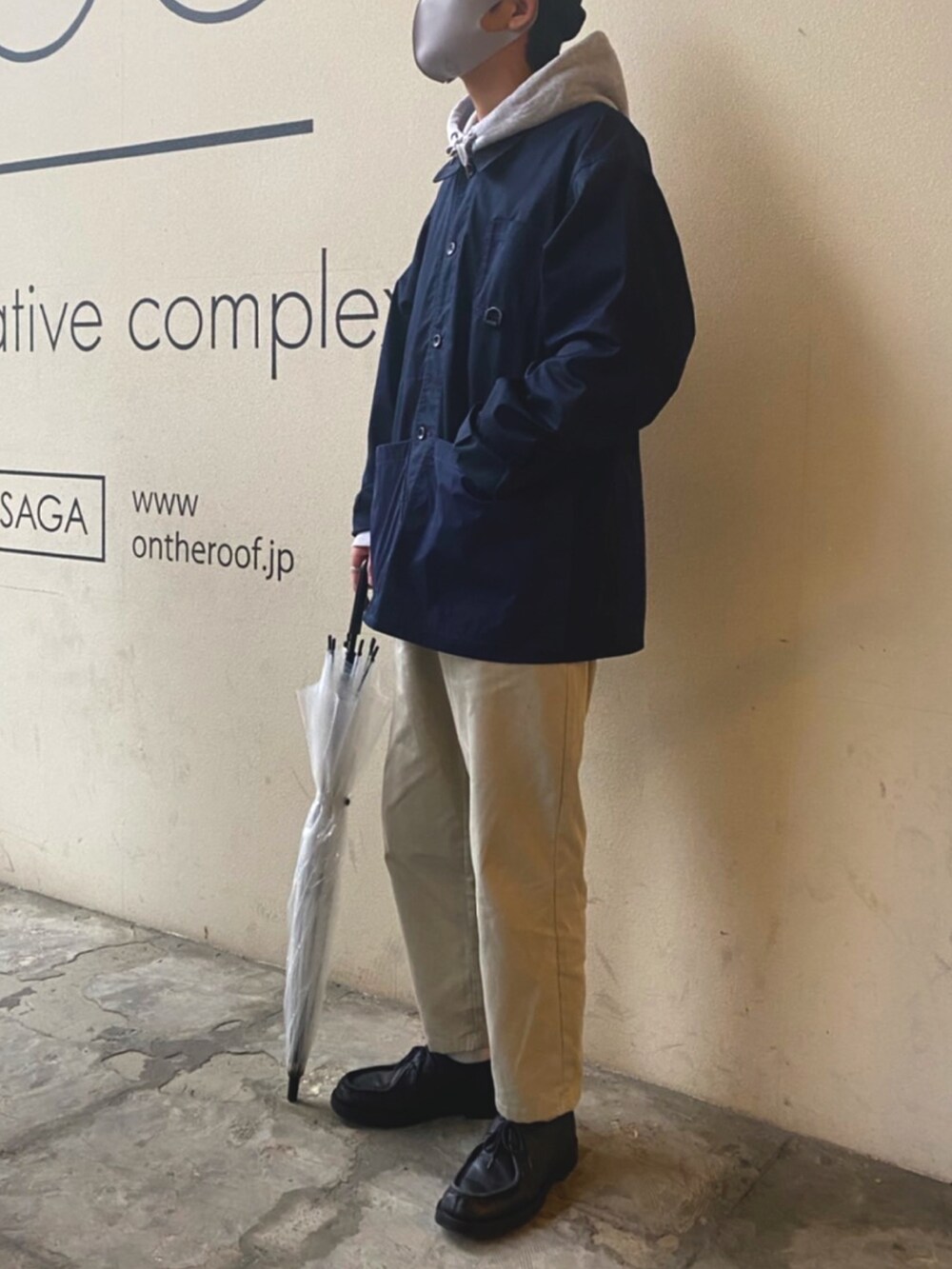 グレー系のパーカー、ブルー系のジャケット/アウター、ベージュ系のパンツを着用したメンズの冬コーディネートの2枚目の写真