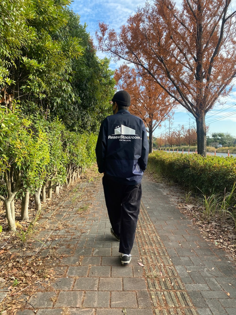 「休日スタイル、冬コーデ、今日のコーデ、ストリート、大人コーデ、コーデュロイ、ワイドパンツ、ラフ、シンプルコーデ、ビッグシルエット、コンバース、ジャーナルスタンダード、ロゴ、スニーカーコーデ、ストリートコーデ」｜「Re-Sewのアイテム（ジャケット/アウター、ブラック系）」を使った、なす。さん（メンズ・178cm）の冬コーディネートの2枚目の写真