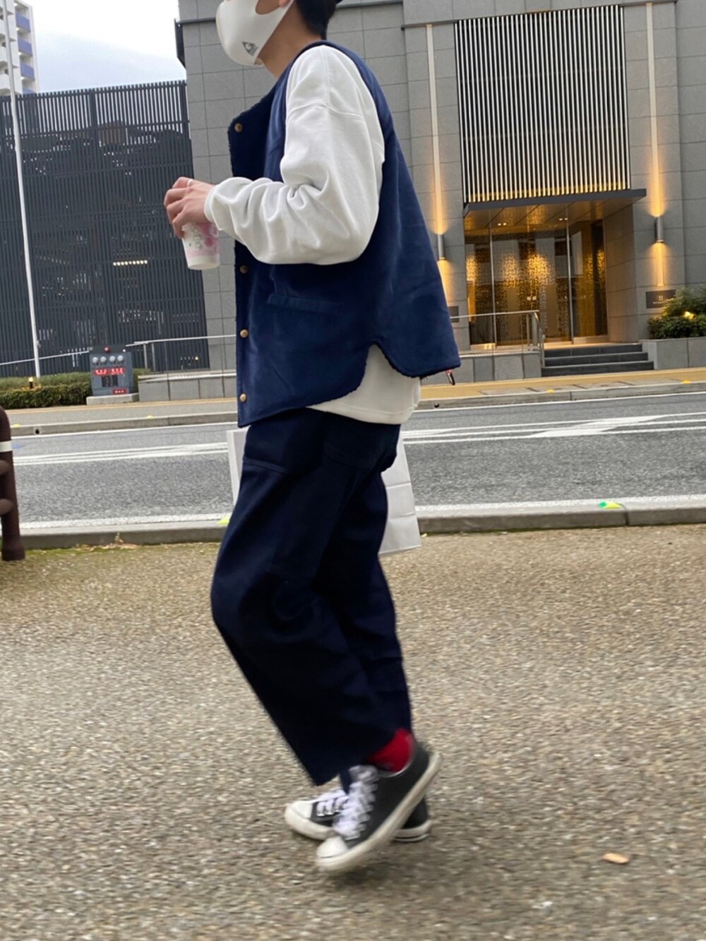 ブルー系のジャケット/アウター、ホワイト系のスウェット、ブルー系のデニムパンツを着用したメンズの春コーディネートの3枚目の写真