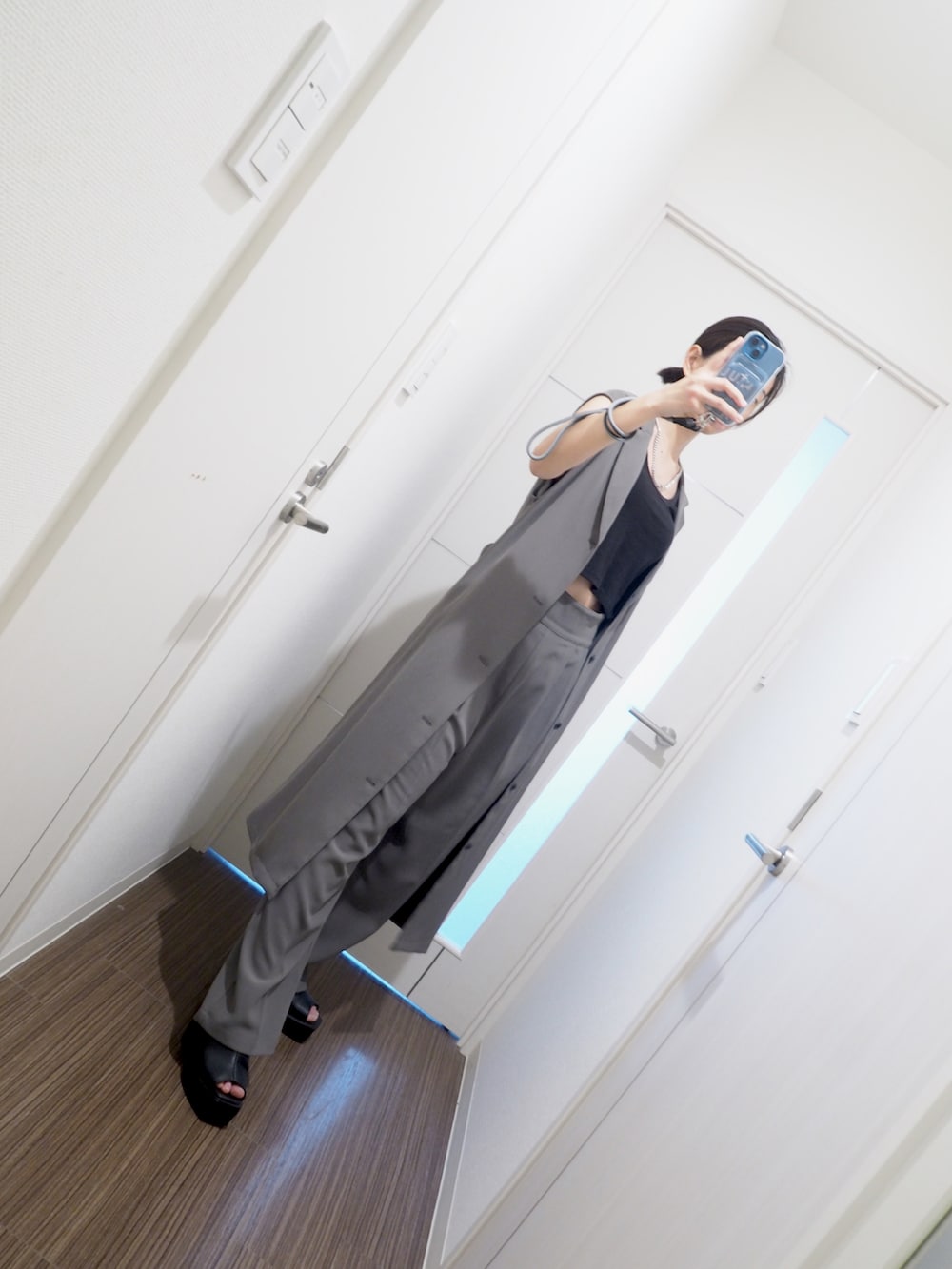 「マウジー(MOUSSY)、パンツスタイル、このスタイルがお気に入り、おしゃれさんと繋がりたい、夏、ブーサン、オトナカワイイ、モードカジュアル、ジレ、セットアップ、ハンサム女子、イケメン女子、なぐもデス」｜「GUのアイテム（キャミソール、ブラック系）」を使った、nagumodogさん（骨格ナチュラル・レディース・165cm）の夏コーディネートの3枚目の写真