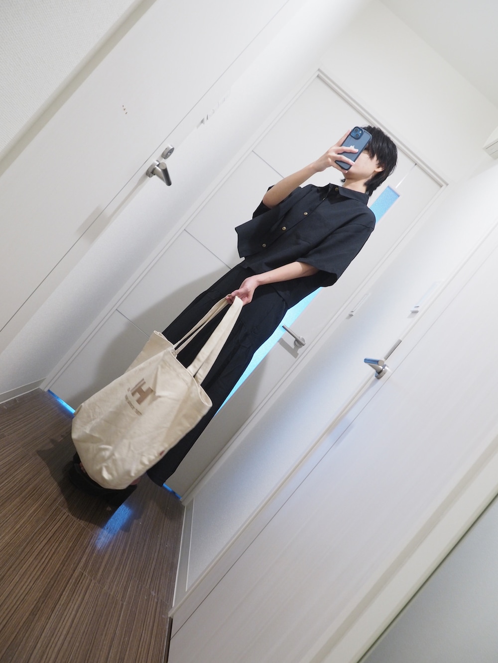「真夏のアクティブスタイル、モノトーンコーデ、ビックトートバック、GU コーデ、アズールバイマウジー(AZUL by moussy)、骨格ナチュラル、スカート、ハンサム女子、なぐもデス、セットアップスタイル、センターパートウルフ」｜「GUのアイテム（シャツ/ブラウス、グレー系）」を使った、nagumodogさん（レディース・164cm）の夏コーディネートの2枚目の写真
