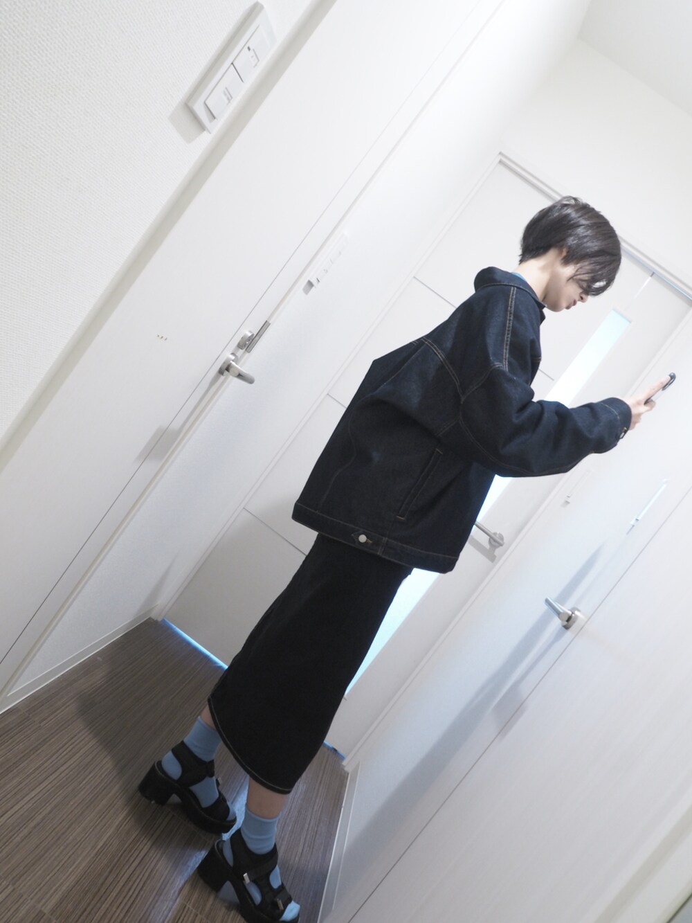 「休日スタイル、いまどきジャケット写真、オトナカジュアル、春夏コーデ、おしゃれさんと繋がりたい、デニムコーデ、骨格ナチュラル、ハンサム女子、厚底シューズ、高身長コーデ、黒、シャツ、ブルー、なぐもデス、BONLECILL」｜「BONLECILLのルーズデニムジャケット/Gジャン（デニムジャケット、ブルー系）」を使った、nagumodogさん（骨格ナチュラル・レディース・165cm）の春コーディネートの2枚目の写真
