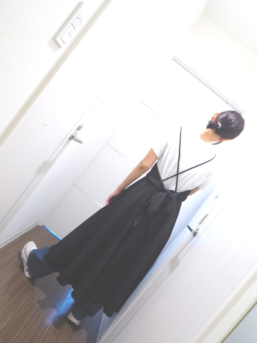 「みんなの白Tフェス、シンプルスタイル、キャミワンピ、バギーデニム、NIKE、GU、ANOTHER S、レイカズン(Ray Cassin)、なぐもデス、イケメン女子、カジユアル、重ね着、骨格ナチュラル、高身長女子、おしゃれさんと繋がりたい」｜「RAY CASSINのアイテム（Tシャツ/カットソー、ホワイト系）」を使った、nagumodogさん（骨格ナチュラル・レディース・165cm）の夏コーディネートの3枚目の写真