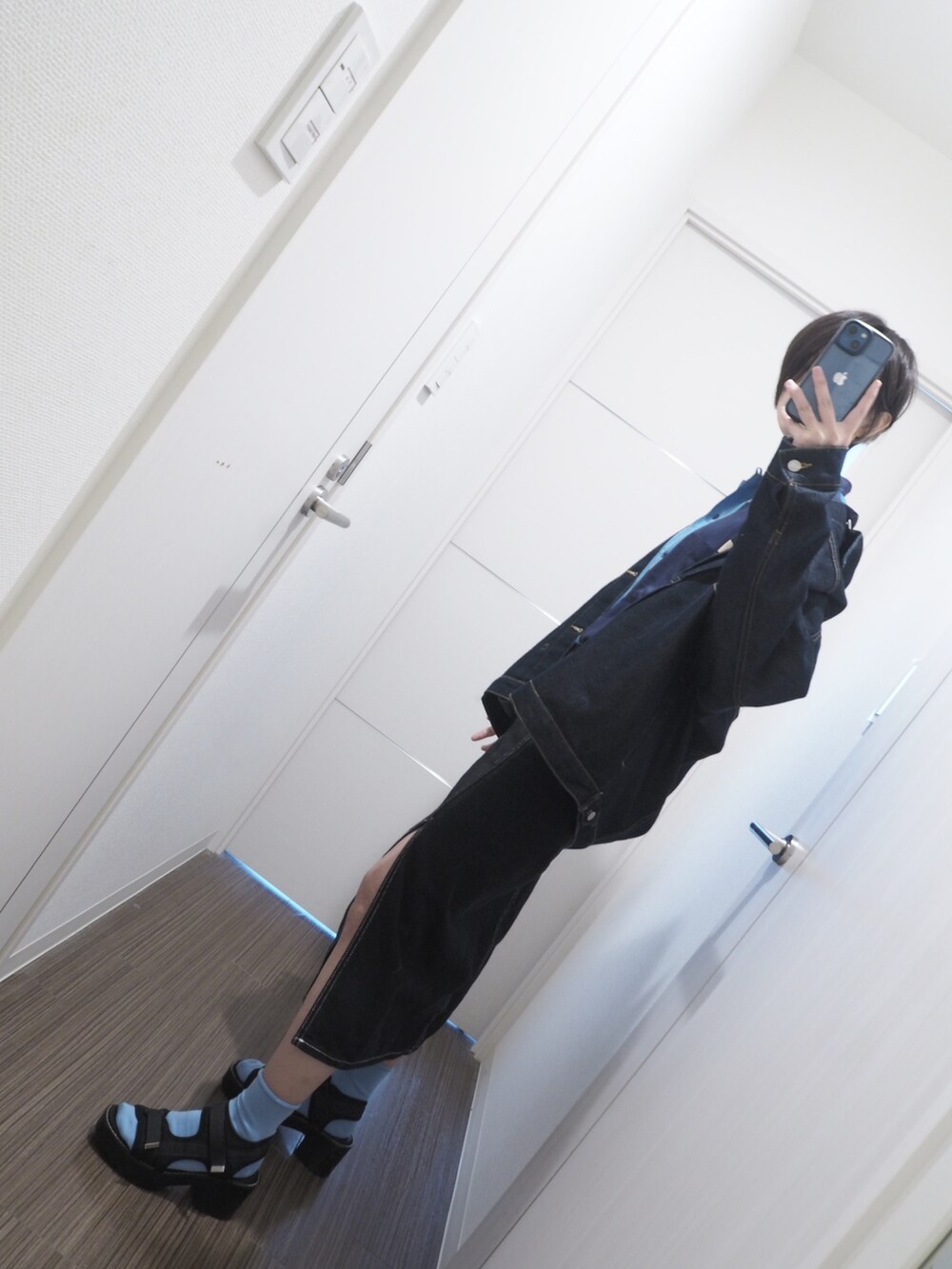 「休日スタイル、いまどきジャケット写真、オトナカジュアル、春夏コーデ、おしゃれさんと繋がりたい、デニムコーデ、骨格ナチュラル、ハンサム女子、厚底シューズ、高身長コーデ、黒、シャツ、ブルー、なぐもデス、BONLECILL」｜「BONLECILLのルーズデニムジャケット/Gジャン（デニムジャケット、ブルー系）」を使った、nagumodogさん（骨格ナチュラル・レディース・165cm）の春コーディネートの3枚目の写真